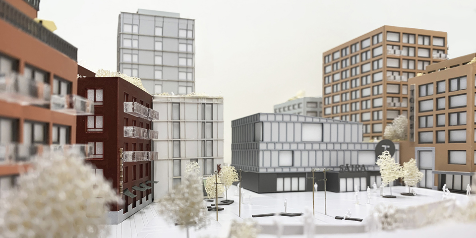 Torget vid Sätra Centrum om gett av höga centrumbyggnader, flerbostadshus och biljetthall för tunnelbanan. Planterade träd, sittplatser och människor i rörelse. Illustration